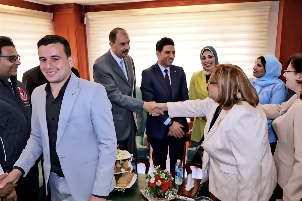 محافظ سوهاج يستقبل المهنئين بالعيد
