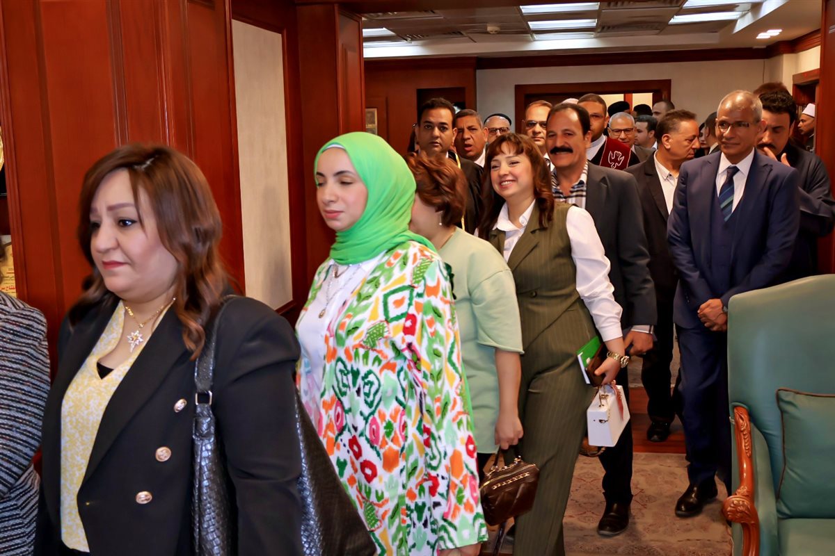 محافظ سوهاج يستقبل المهنئين بالعيد