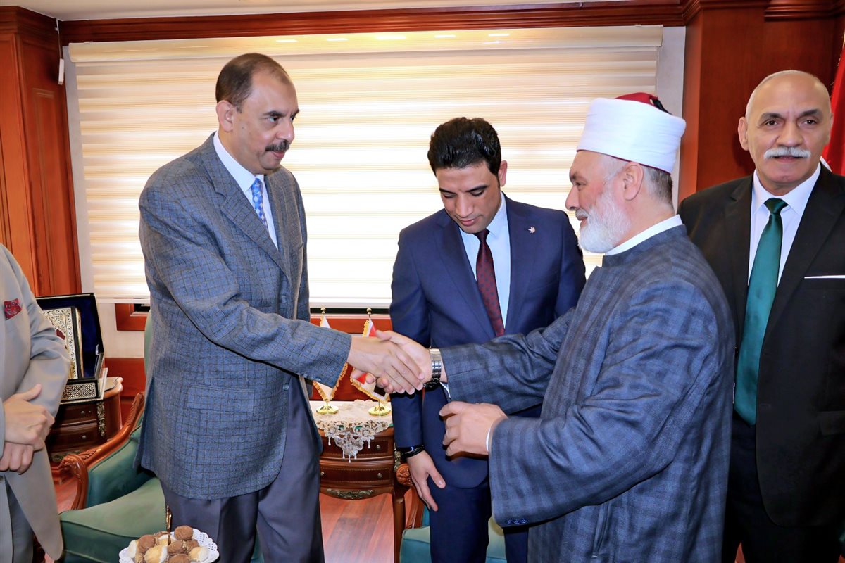 محافظ سوهاج يستقبل المهنئين بالعيد