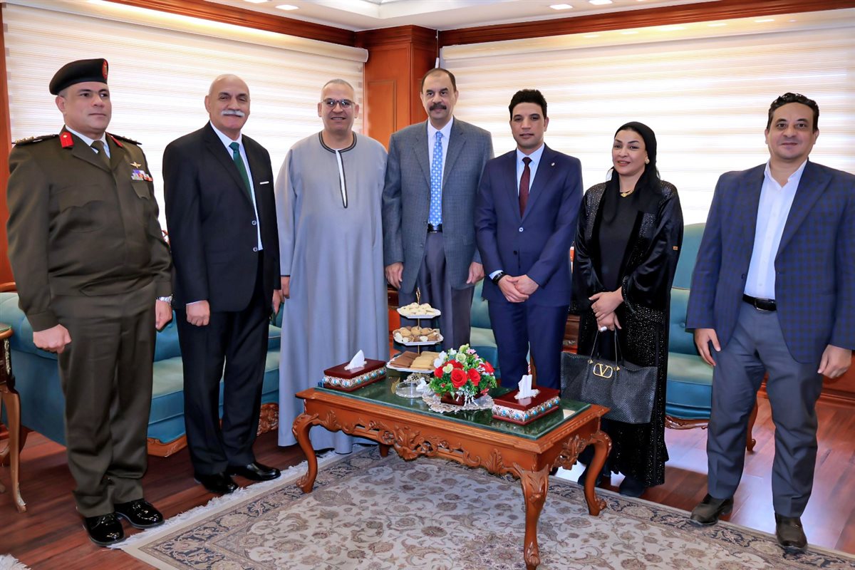 محافظ سوهاج يستقبل المهنئين بالعيد