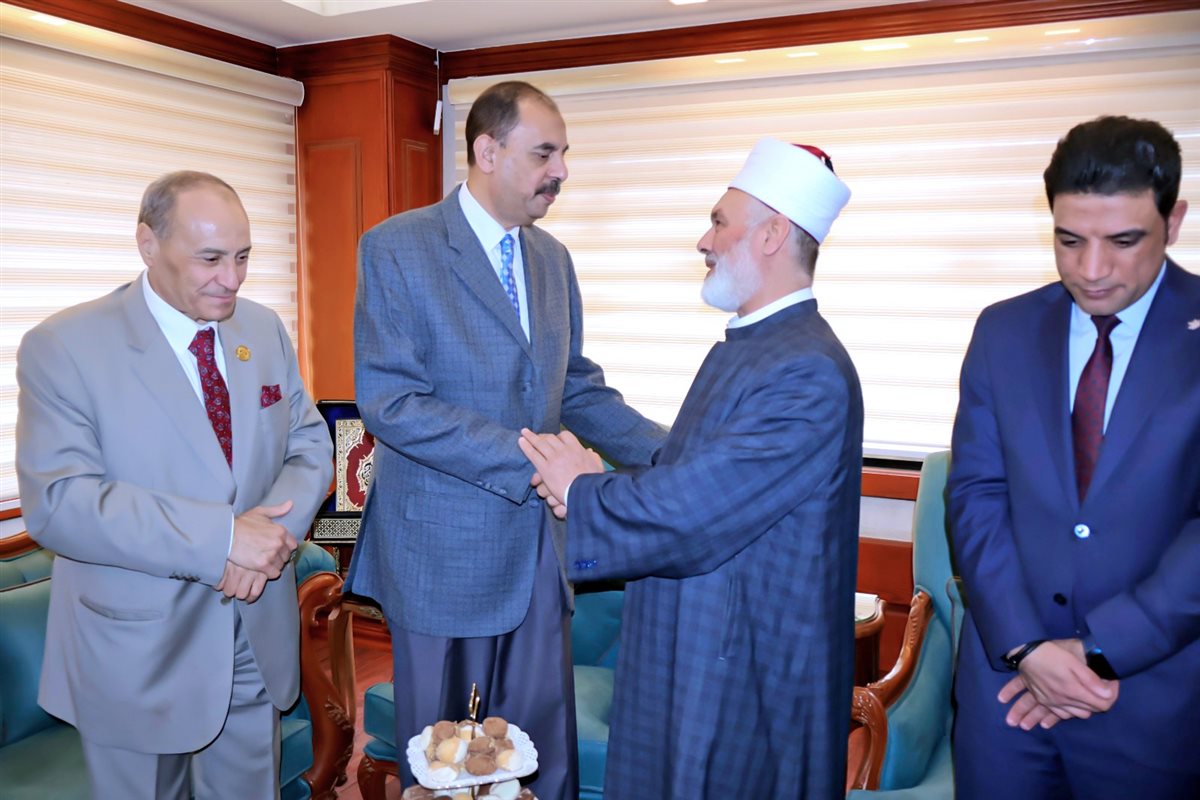 محافظ سوهاج يستقبل المهنئين بالعيد