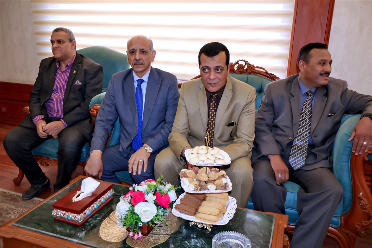 محافظ سوهاج يستقبل المهنئين بالعيد