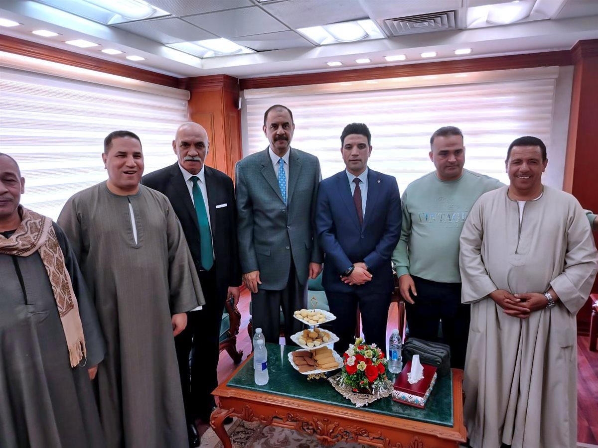 محافظ سوهاج يستقبل المهنئين بالعيد