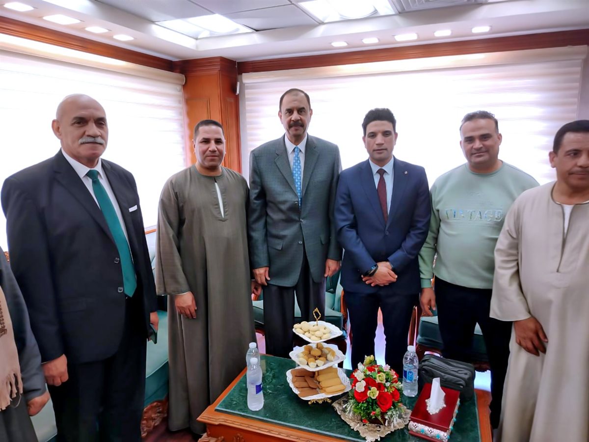 محافظ سوهاج يستقبل المهنئين بالعيد