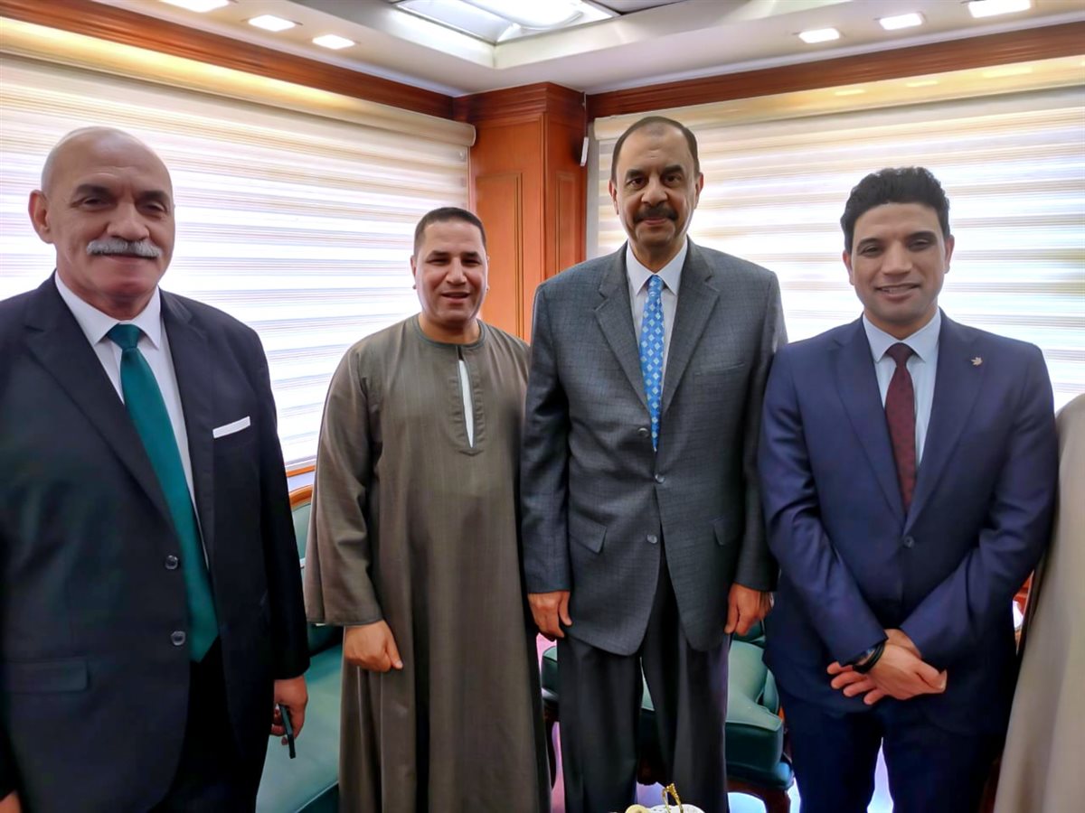 محافظ سوهاج يستقبل المهنئين بالعيد