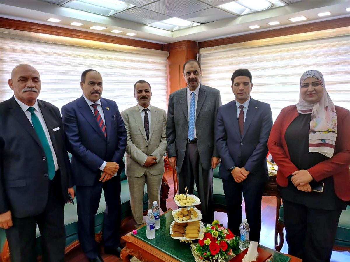 محافظ سوهاج يستقبل المهنئين بالعيد