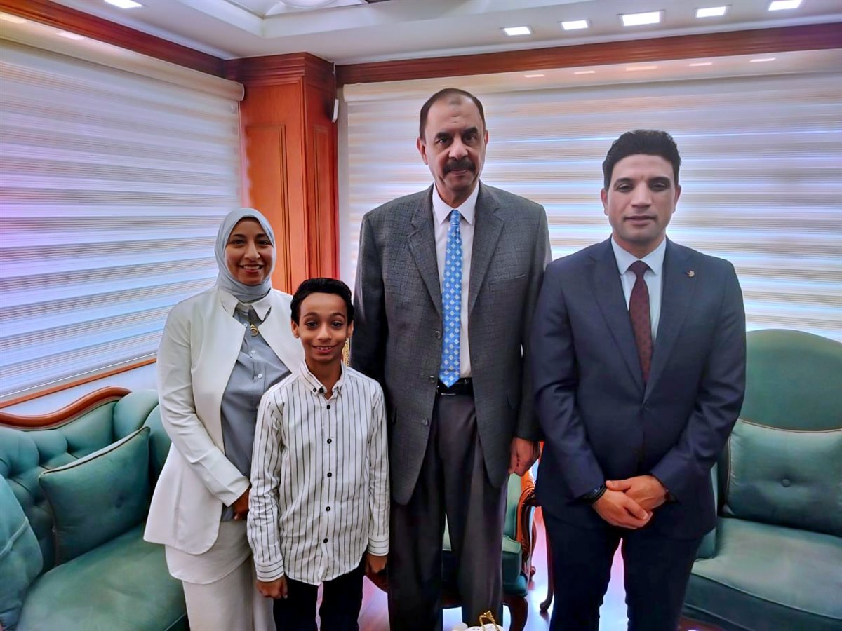 محافظ سوهاج يستقبل المهنئين بالعيد