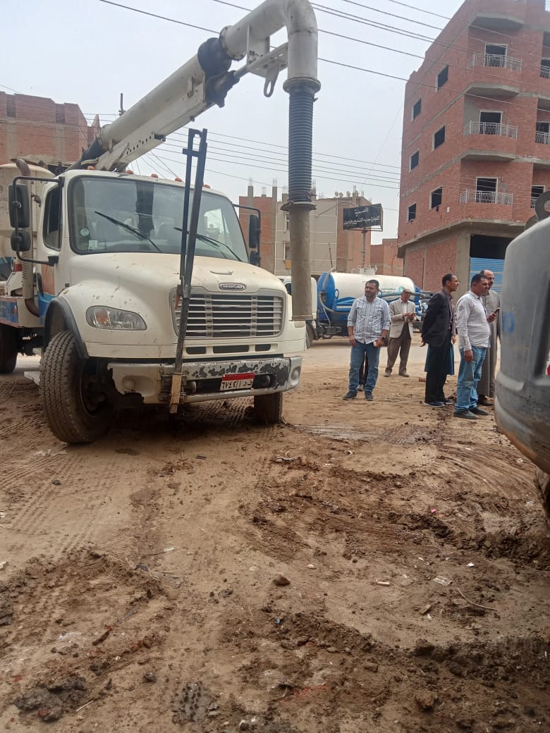 علاج الآثار الناجمة عن زيادة منسوب المياه بمصرف غيط العلو بسنورس بالفيوم