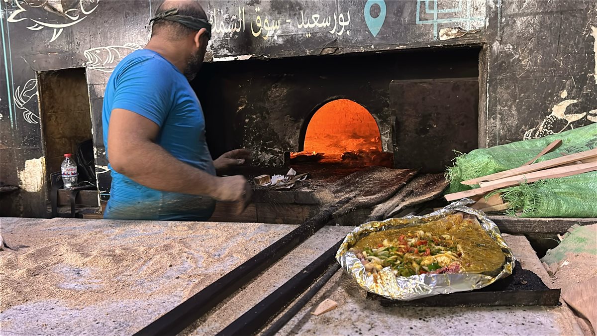 أمام لهيب نيران الفرن