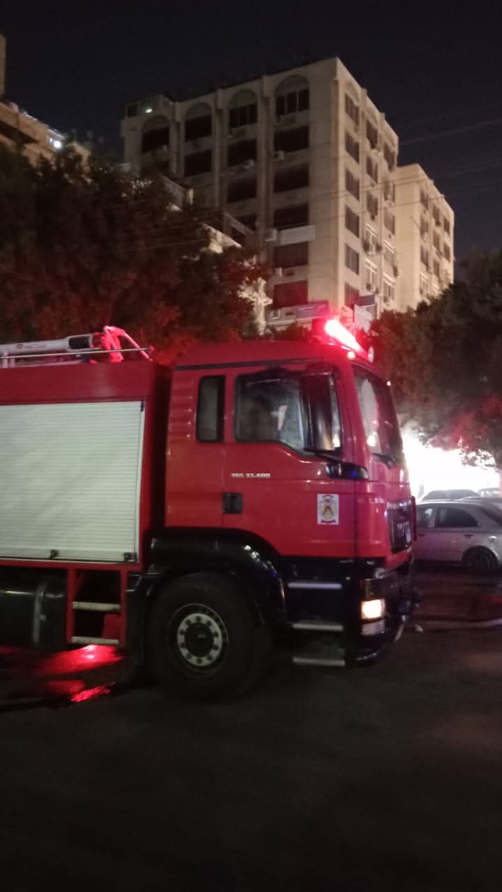 حريق هائل يلتهم معرض سيارات