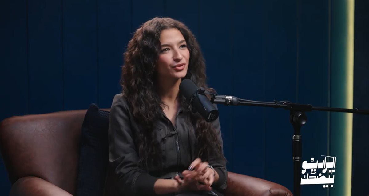 أميرة أديب في الراديو بيضحك