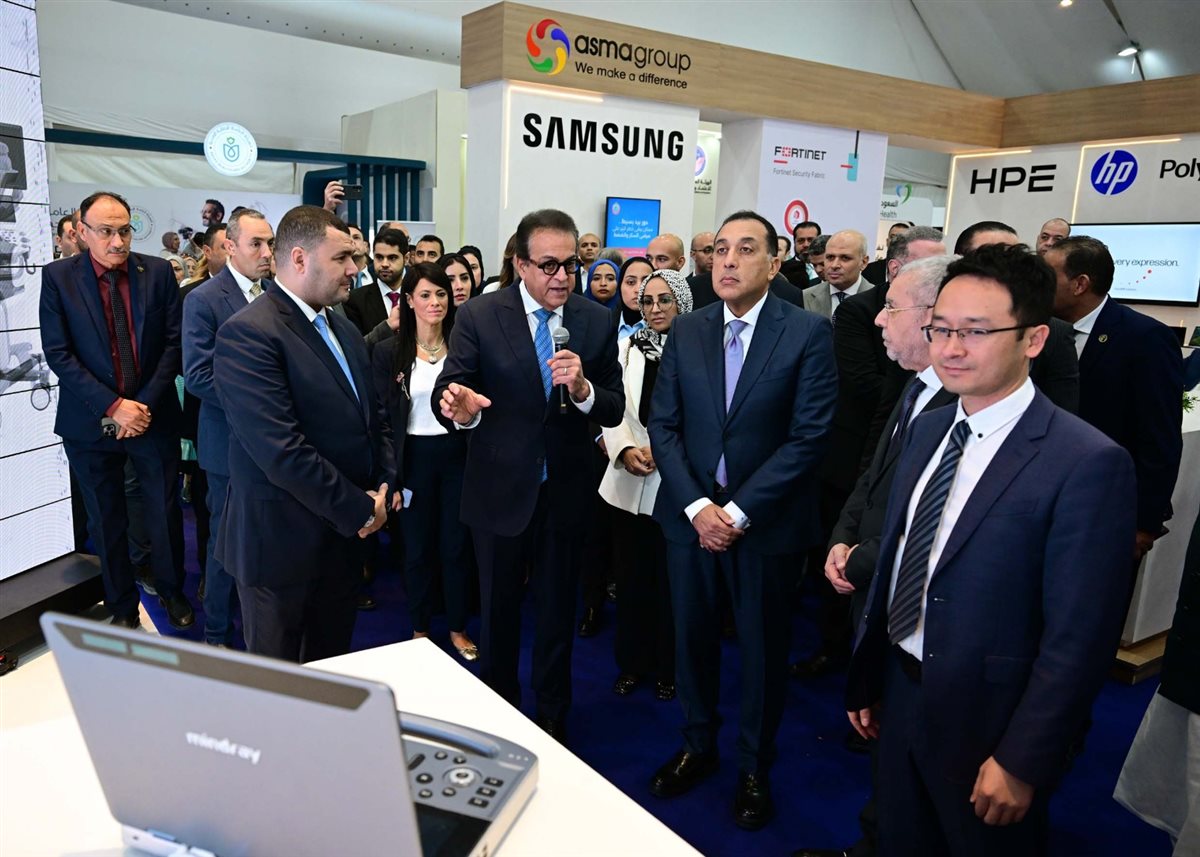 رئيس الوزراء يتفقد معرض