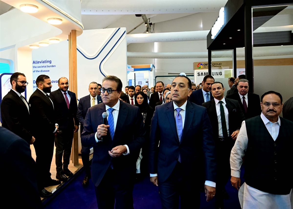 رئيس الوزراء يتفقد معرض