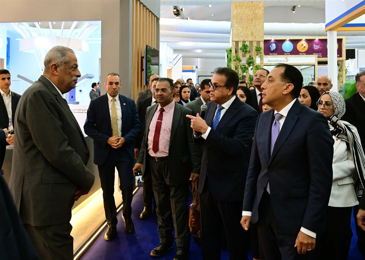 رئيس الوزراء يتفقد معرض