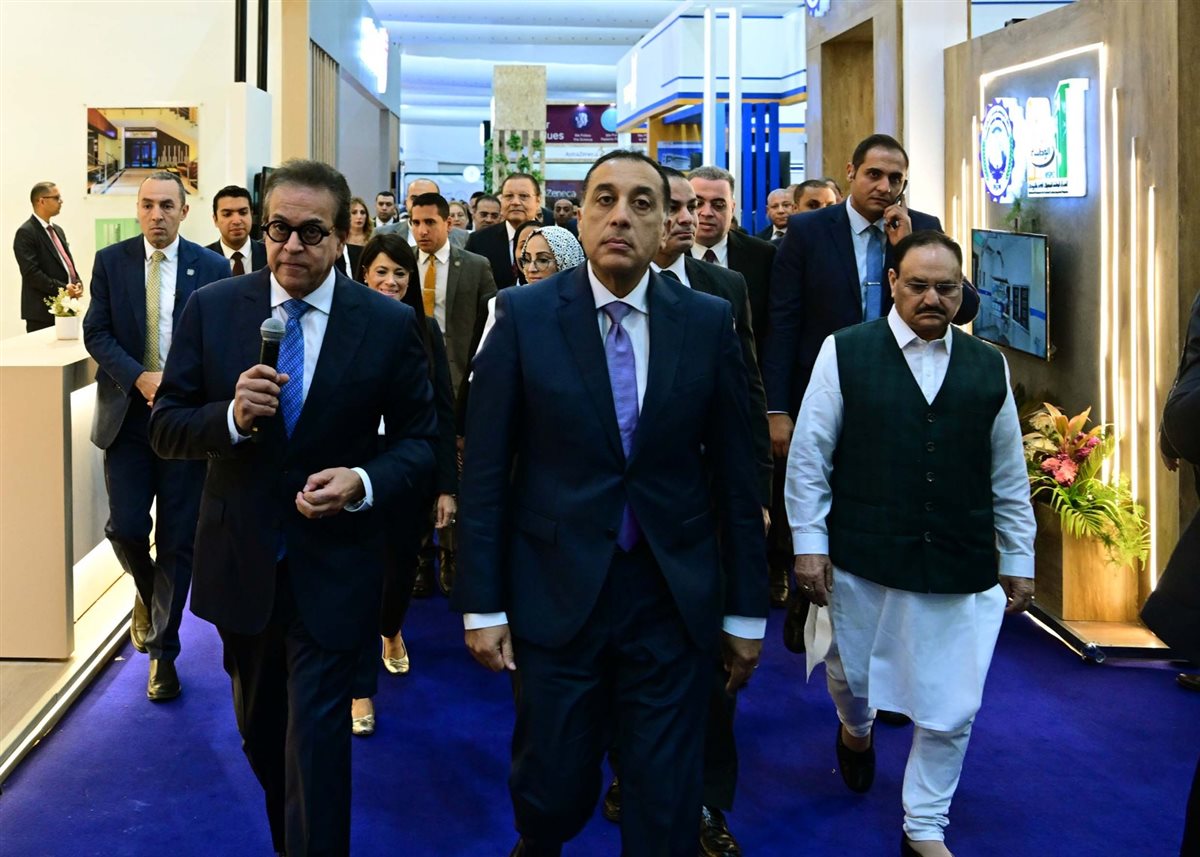 رئيس الوزراء يتفقد معرض