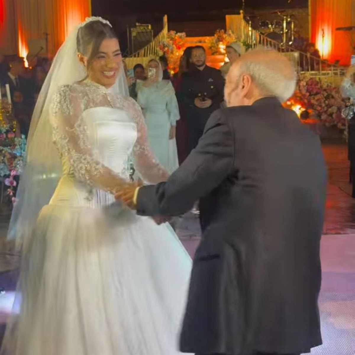 هايدي موسى تهدي أغنية لوالدها وترقص معه في حفل زفافها