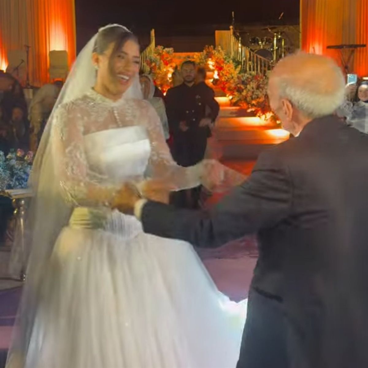 هايدي موسى تهدي أغنية لوالدها وترقص معه في حفل زفافها