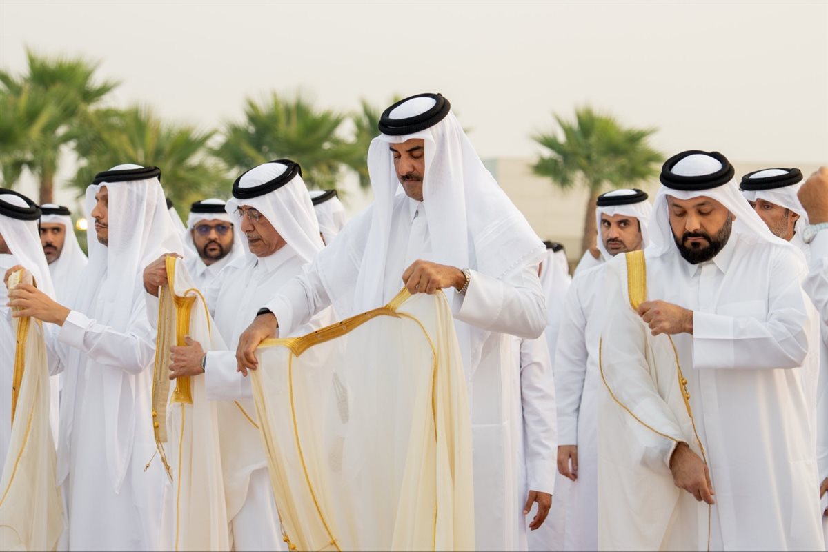 <strong>أمير قطر يؤدي صلاة الاستسقاء</strong>