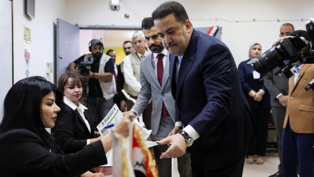 رئيس وزراء العراق يدلي بصوته في الانتخابات التشريعية