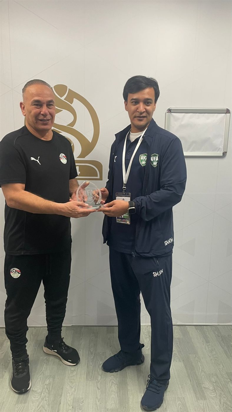 تبادل الدروع بين منتخبي مصر و أوزباكستان