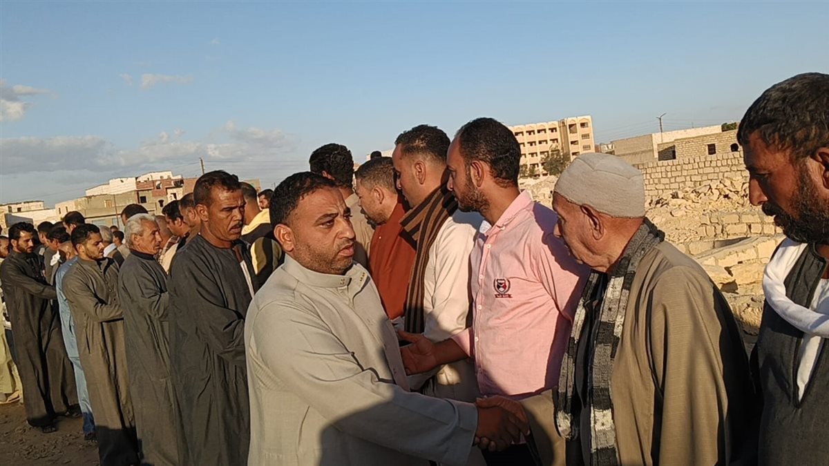 أهالى قرية الغرق بالفيوم يشيعون جثمان الشيخ نادى مؤذن مسجد السيدة زينب