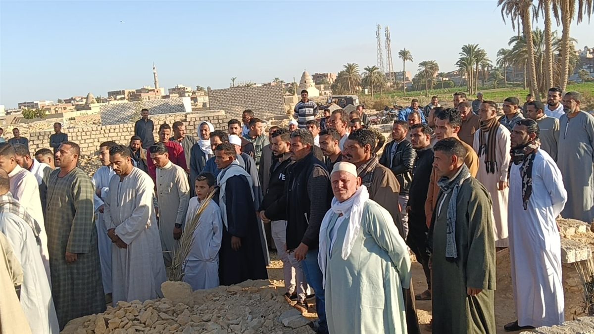 أهالى قرية الغرق بالفيوم يشيعون جثمان الشيخ نادى مؤذن مسجد السيدة زينب