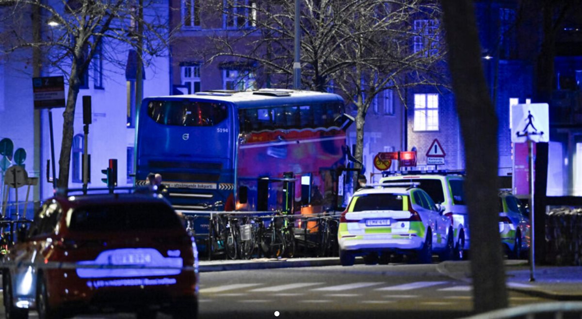 حادث تصادم حافلة بمحطة انتظار للمسافرين في السويد