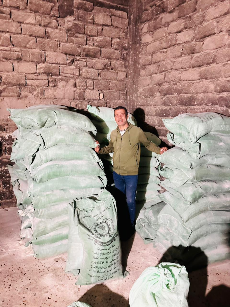 ضبط 4 طن دقيق بلدي مدعم مخابز محظور بيعه أو تداوله وسلع غذائية منتهية الصلاحية بالفيوم