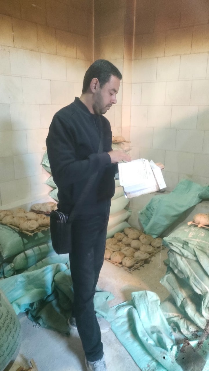 ضبط 4 طن دقيق بلدي مدعم مخابز محظور بيعه أو تداوله وسلع غذائية منتهية الصلاحية بالفيوم