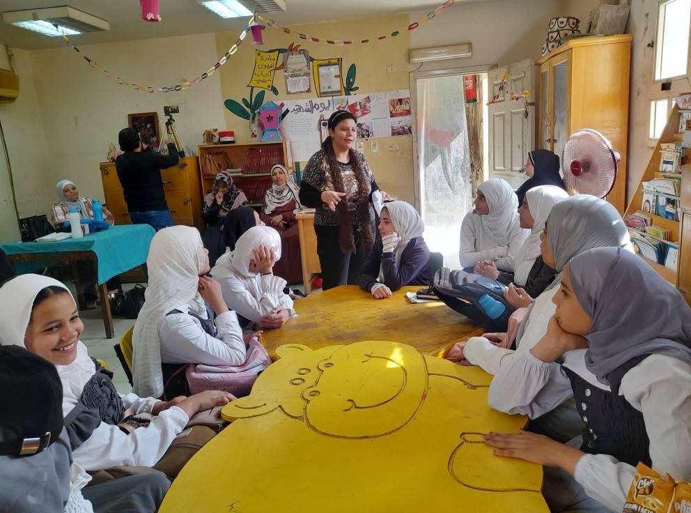 مكتبة الفيوم العامة تستقبل مدرسة الشهيدة منة الإعدادية بنات في يوم ثقافي متكامل