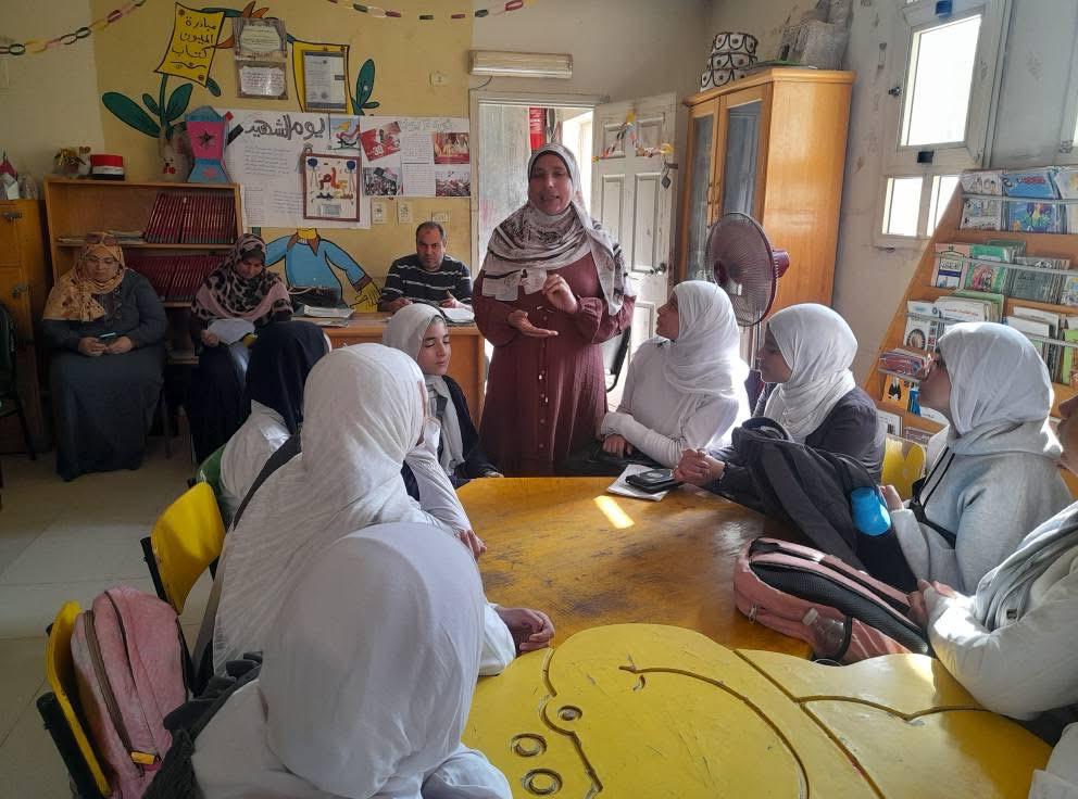 مكتبة الفيوم العامة تستقبل مدرسة الشهيدة منة الإعدادية بنات في يوم ثقافي متكامل