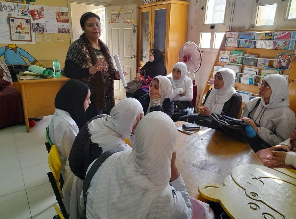 مكتبة الفيوم العامة تستقبل مدرسة الشهيدة منة الإعدادية بنات في يوم ثقافي متكامل