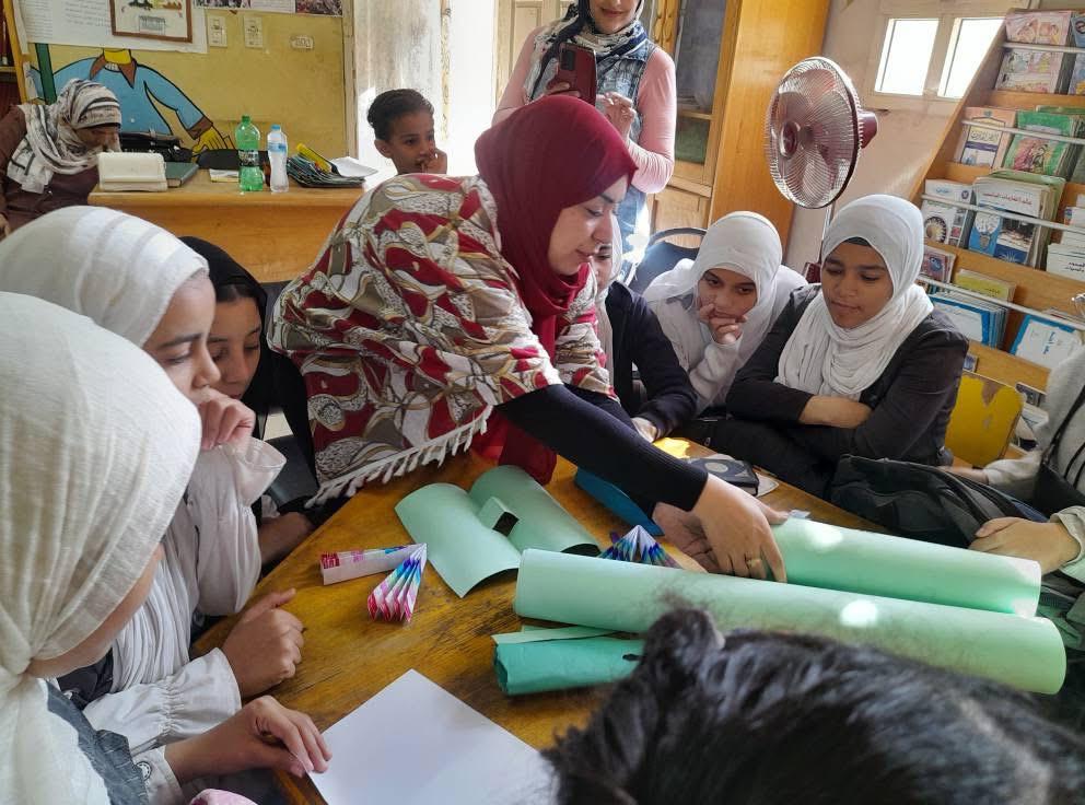 مكتبة الفيوم العامة تستقبل مدرسة الشهيدة منة الإعدادية بنات في يوم ثقافي متكامل