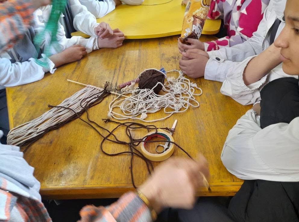 مكتبة الفيوم العامة تستقبل مدرسة الشهيدة منة الإعدادية بنات في يوم ثقافي متكامل