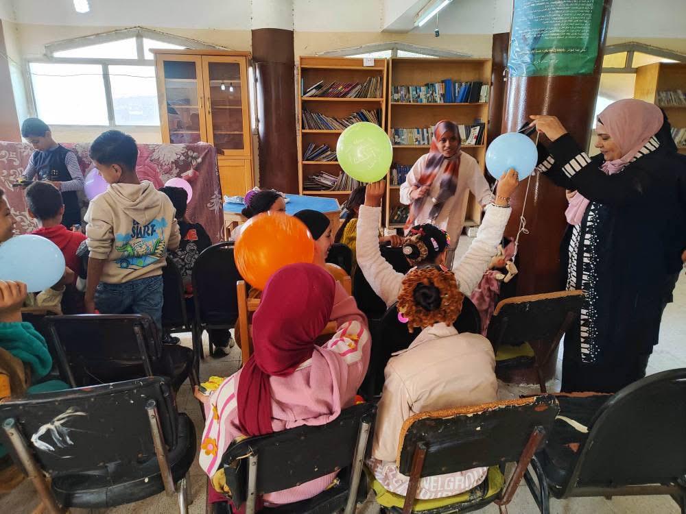 مكتبة الفيوم العامة تستقبل مدرسة الشهيدة منة الإعدادية بنات في يوم ثقافي متكامل