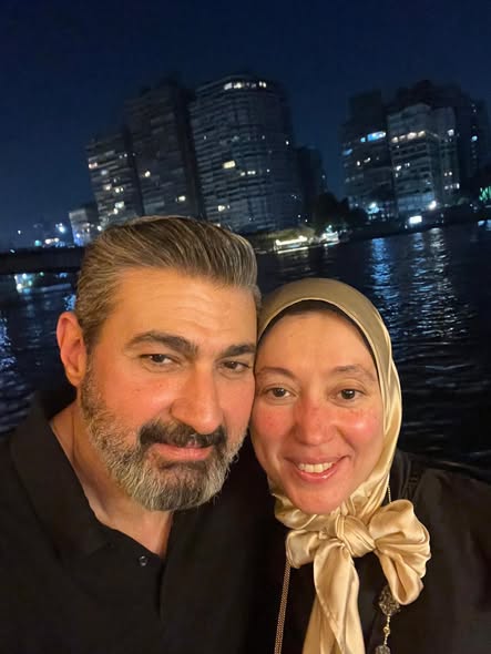 الفنان ياسر جلال يحتفل بعيد ميلاد زوجته