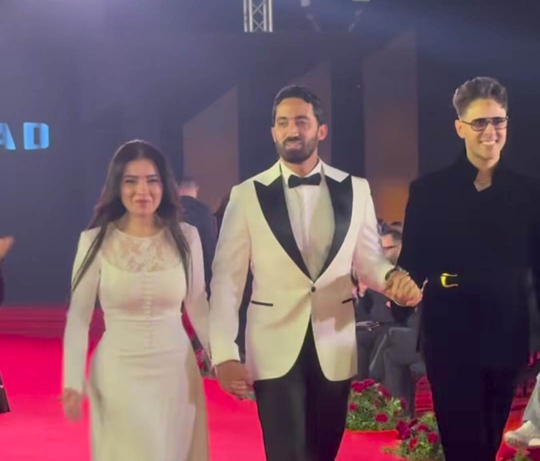 مي عز الدين وزوجها أحمد تيمور ومصمم الأزياء إسلام سعد