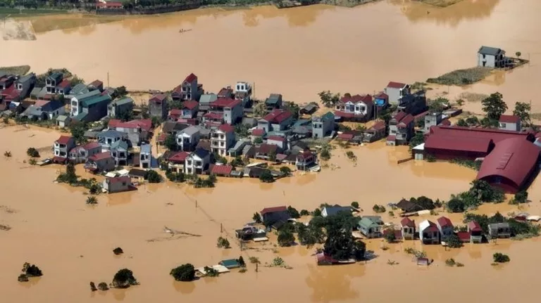 <strong>ارتفاع ضحايا الفيضانات والانهيارات الأرضية في فيتنام إلى 55 شخصًا</strong>