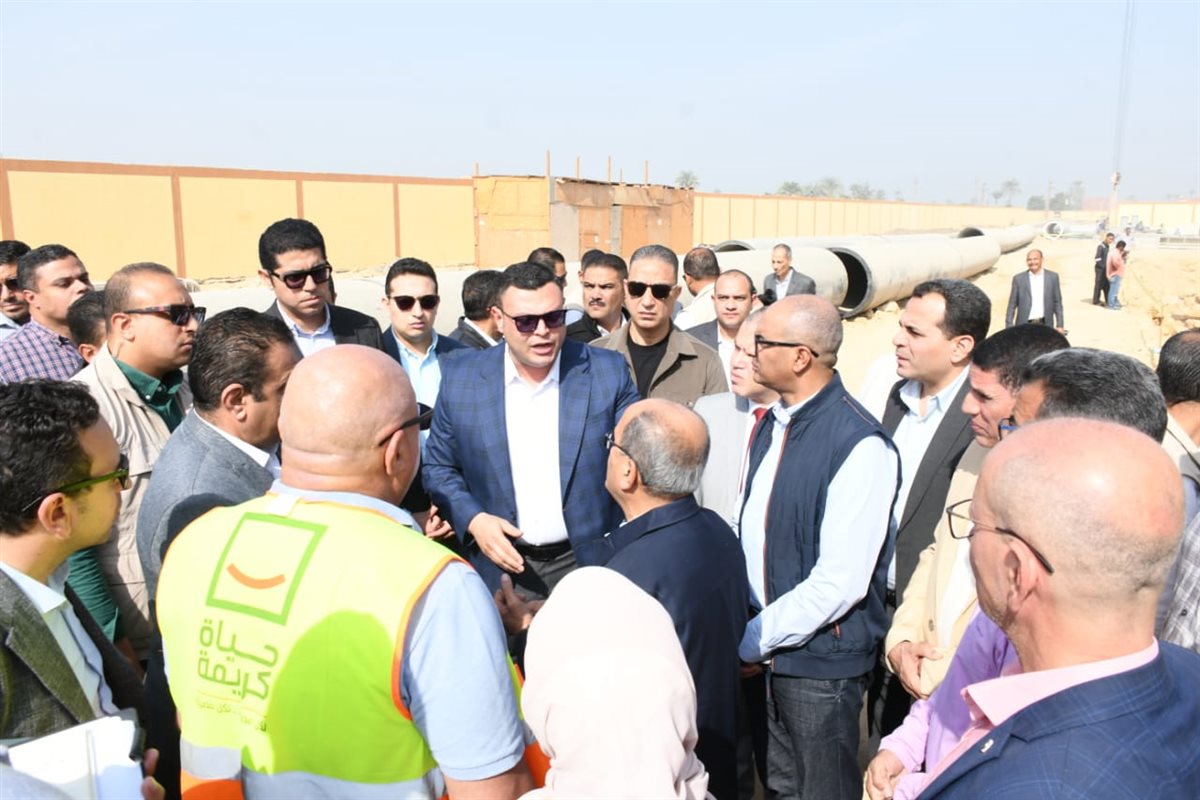 وزير الإسكان ومحافظ الفيوم يتفقدان مجمع محطات مياه الشرب بالعزب الجديدة ضمن المبادرة الرئاسية
