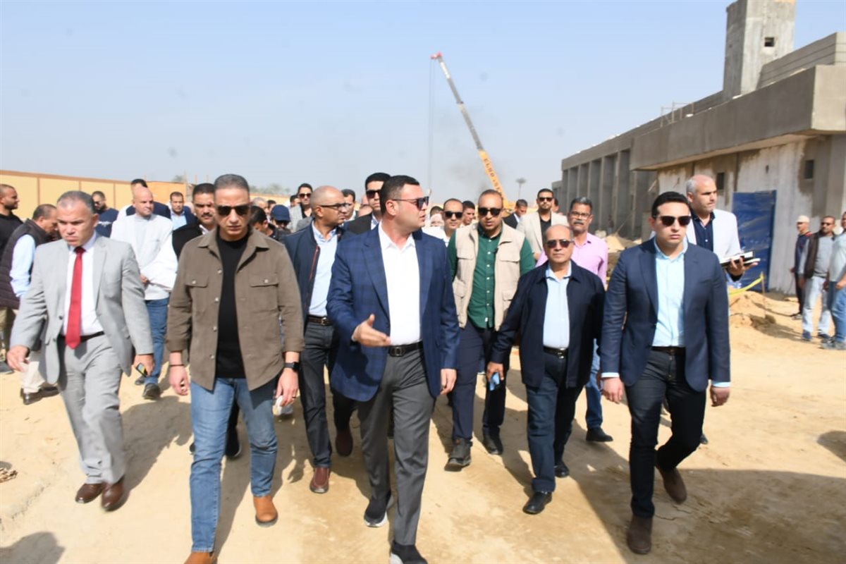 وزير الإسكان ومحافظ الفيوم يتفقدان مجمع محطات مياه الشرب بالعزب الجديدة ضمن المبادرة الرئاسية
