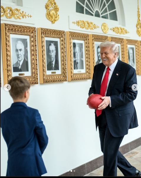 ترامب يلعب بالكرة مع أحد أحفاد بممر المكتب البيضاوي