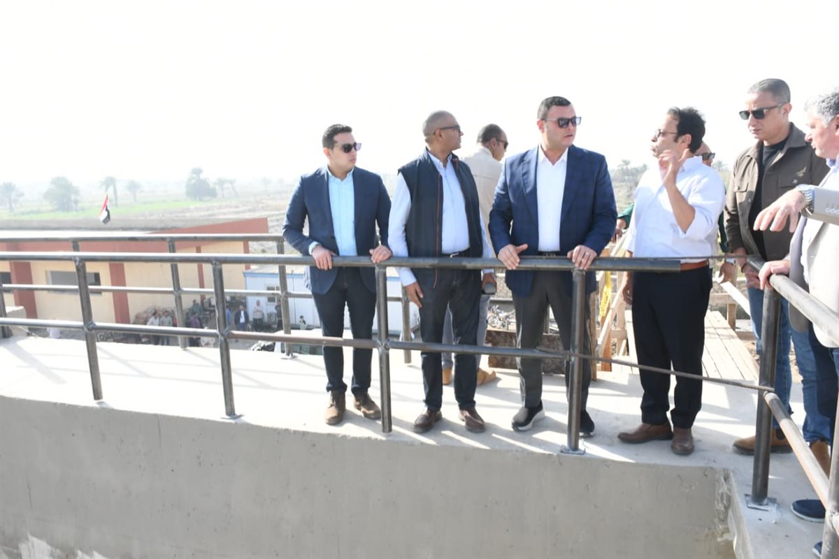 وزير الإسكان ومحافظ الفيوم يتفقدان توسعات محطة معالجة كحك بمركز يوسف الصديق