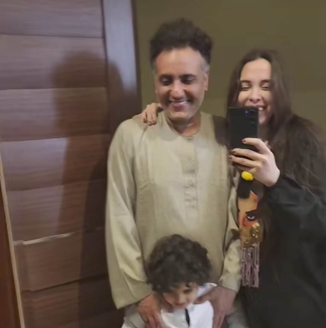 محمد رحيم مع زوجته وابنهما كنز