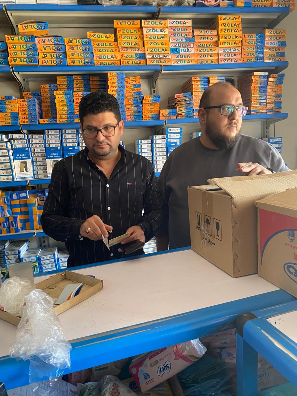 مديرية تموين الفيوم وهيئة الدواء المصري يضبطان صيدلية بها أدوية مهربه خاصة بالتأمين الصحي