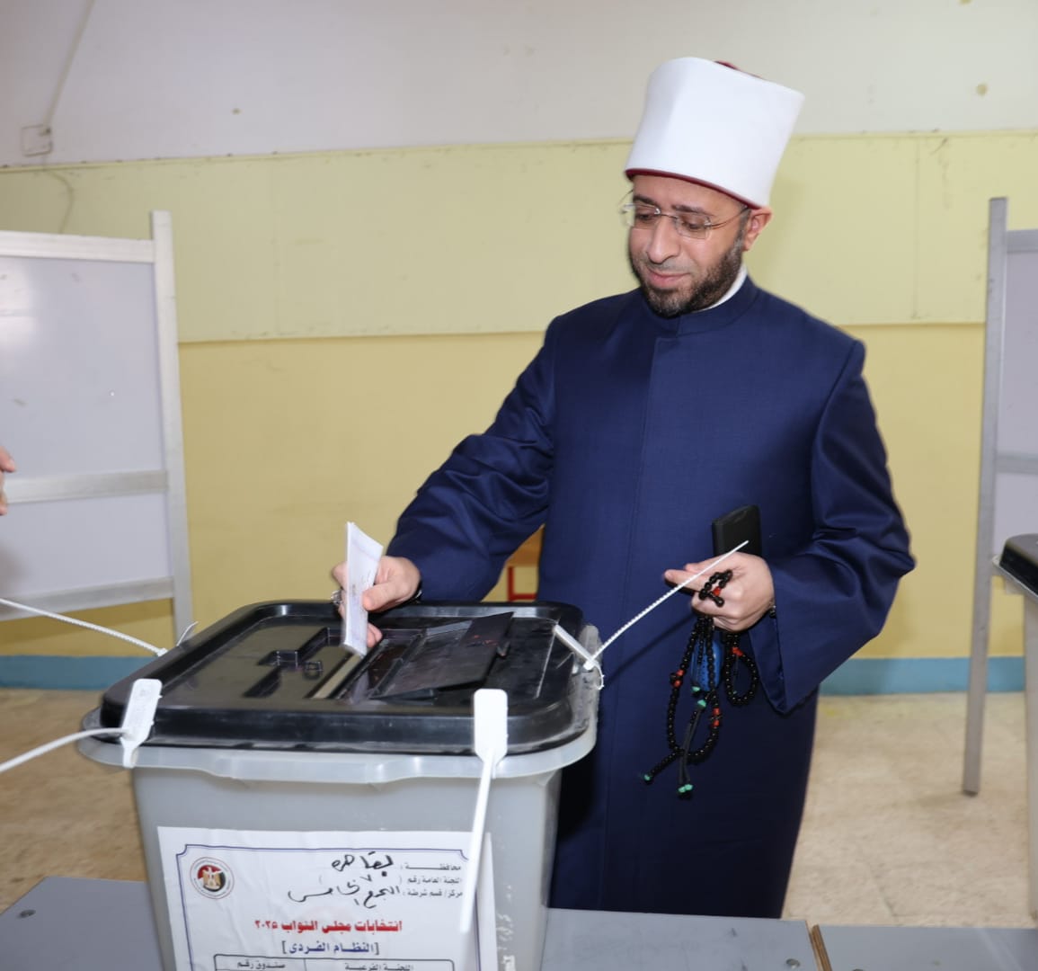 وزير الأوقاف أثناء الأدلاء بصوته بانتخابات مجلس النواب