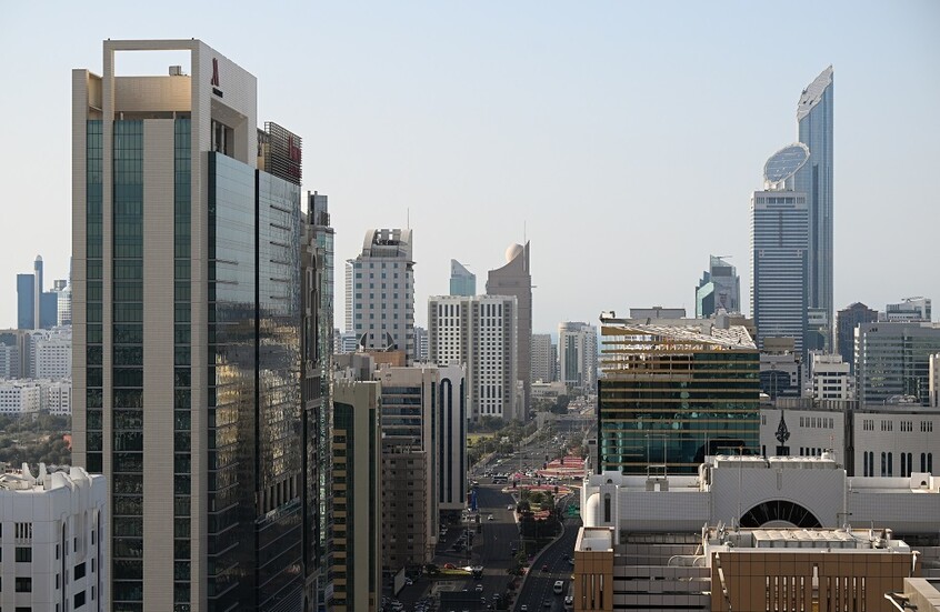 <strong>مفاوضات ثلاثية بأبوظبي</strong>