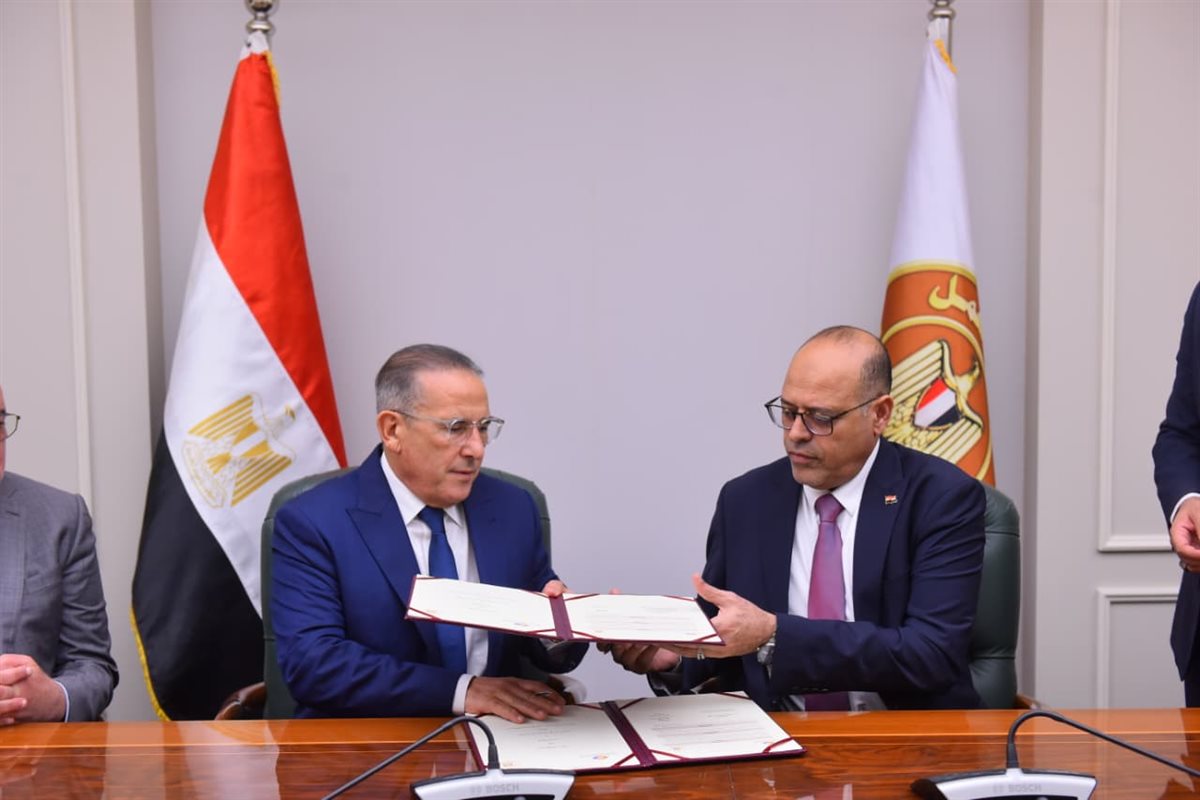 جانب من التوقيع