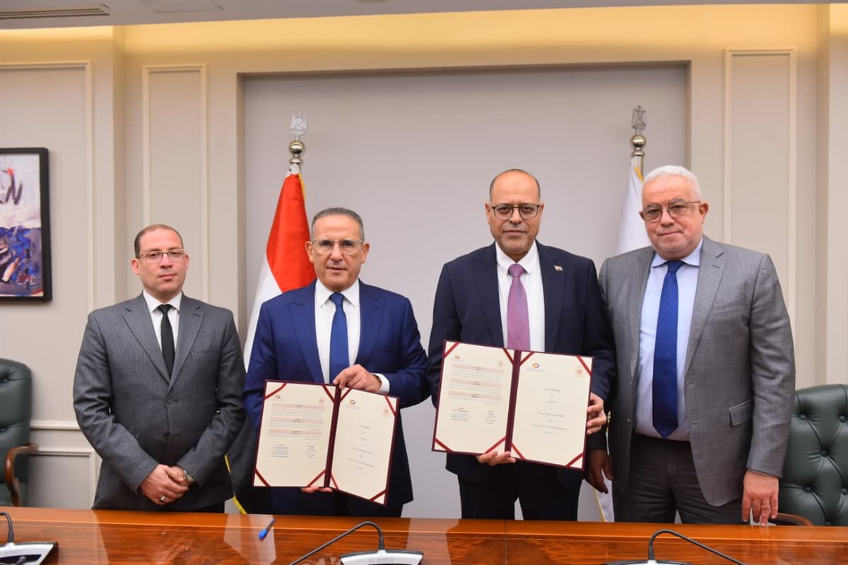 جانب من التوقيع