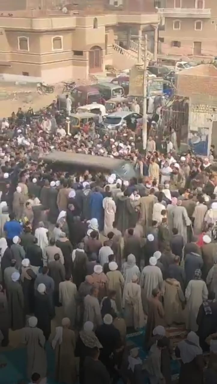 تشييع جثمان شاب توفى في حادث انقلاب سيارة أثناء عمله بالسعودية بمسقط رأسه في أبو ناعورة بالفيوم