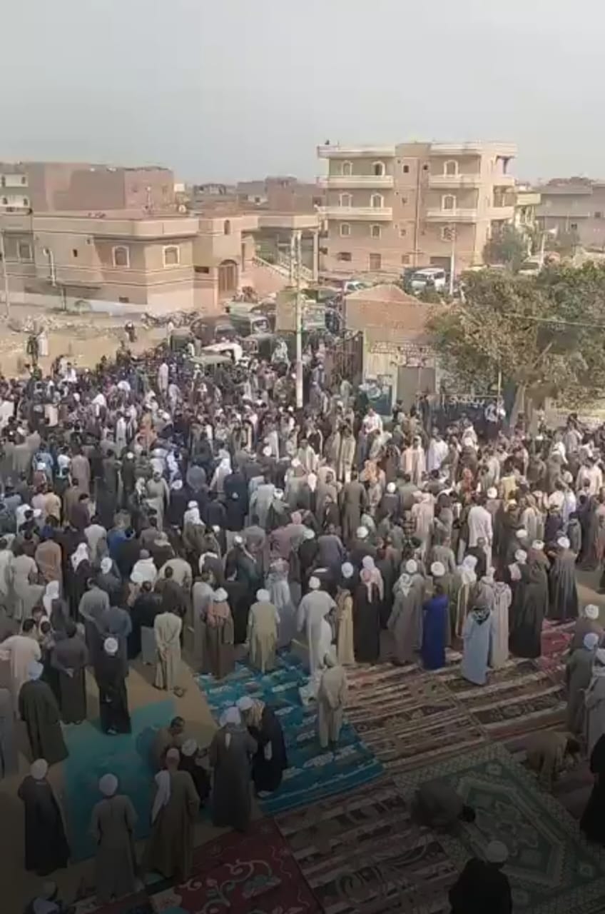 تشييع جثمان شاب توفى في حادث انقلاب سيارة أثناء عمله بالسعودية بمسقط رأسه في أبو ناعورة بالفيوم